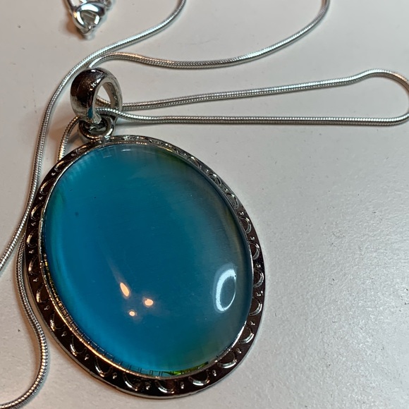 Blue crystal and silver pendant in a silver chain. - Picture 2 of 8